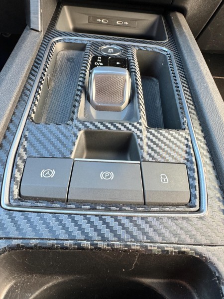 030. Decorative Carbonoptik center console